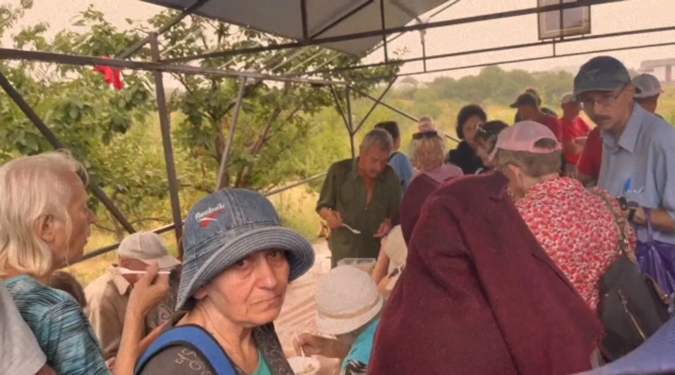 Воду набирають з імпровізованих "колодязів": у Маріуполі люди стоять у величезних чергах за їжею