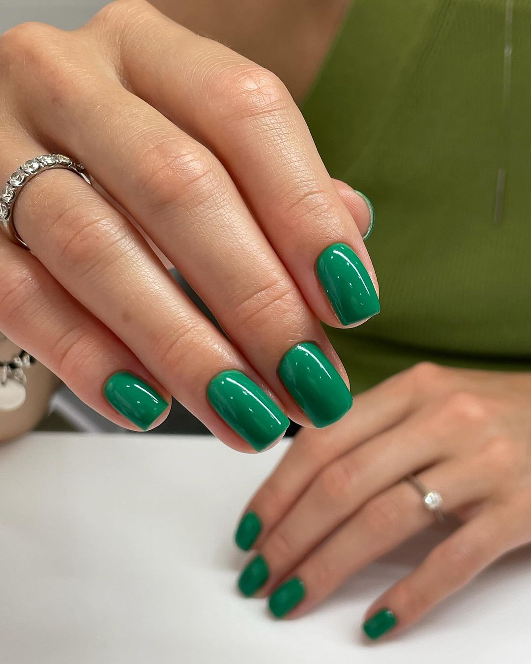 Який колір манікюру вибрати на Новий рік 2025: щасливий та модний відтінок на свято