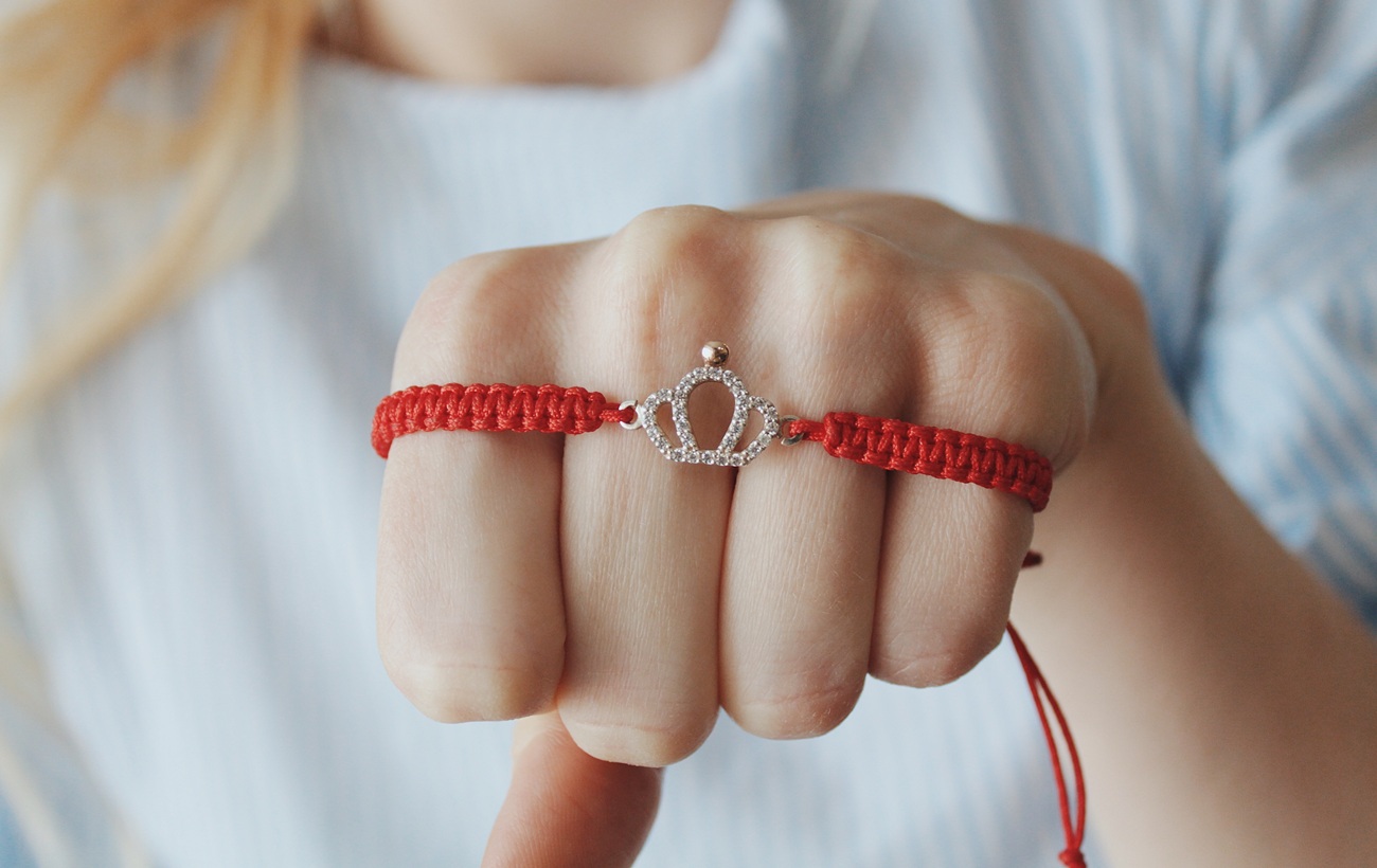 На левой или на правой? Как носить браслет, чтобы привлечь в жизнь счастье и богатство