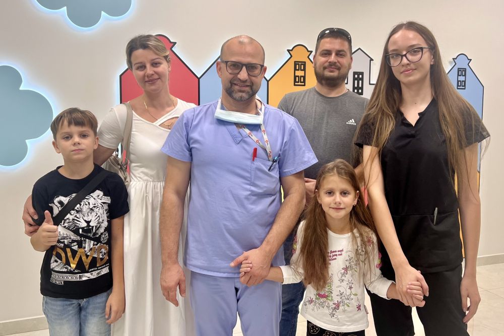 "Вода з рук просто постійно текла": у Львові врятували дівчинку з рідкісною патологією
