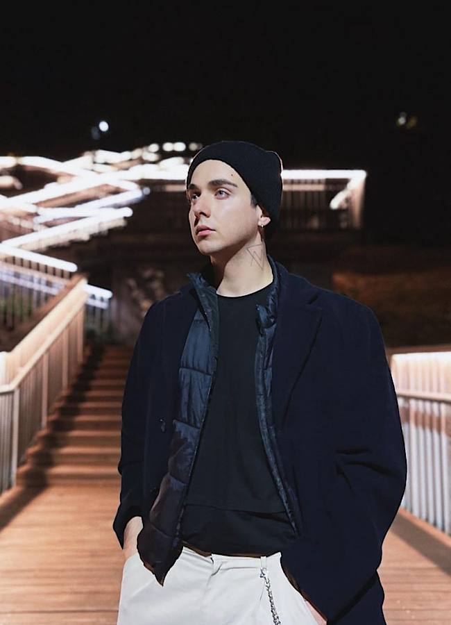 "Я люблю Масс-маркет": Николас Карма рассекретил стоимость лука эпатажного певца MELOVIN