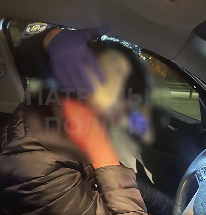 У Києві п'яна водійка на пошкодженому авто тікала від патрульних: відео нічної "гонки"