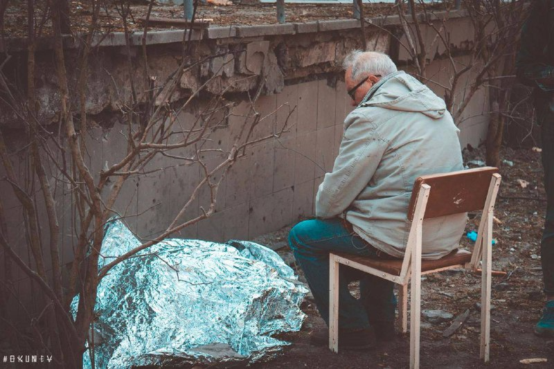 Дідусь кілька годин просидів біля тіла онуки: фото наслідків атаки Києва зворушує до сліз