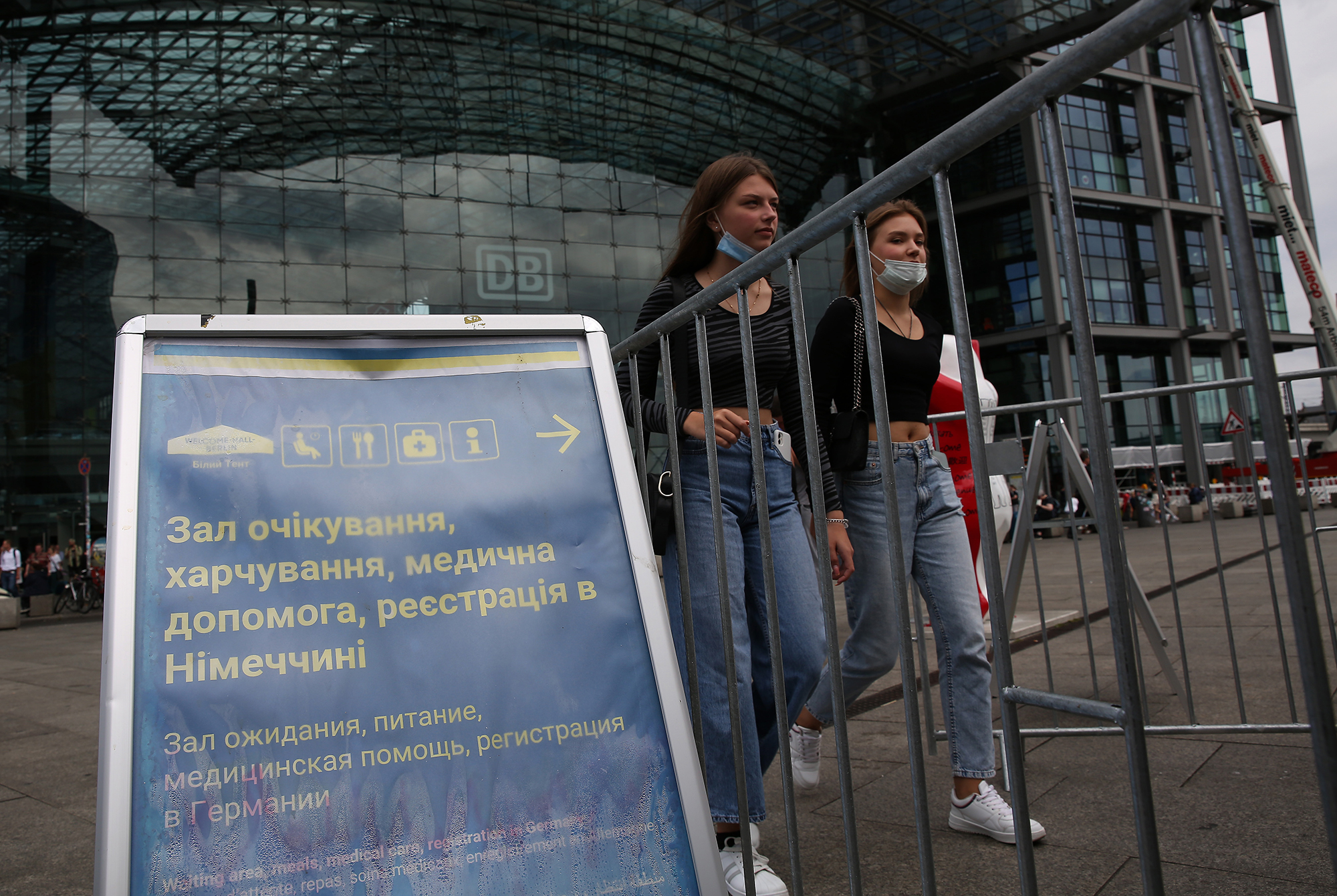 Нужно ли украинцам оформлять страховку, спасаясь от войны за границей