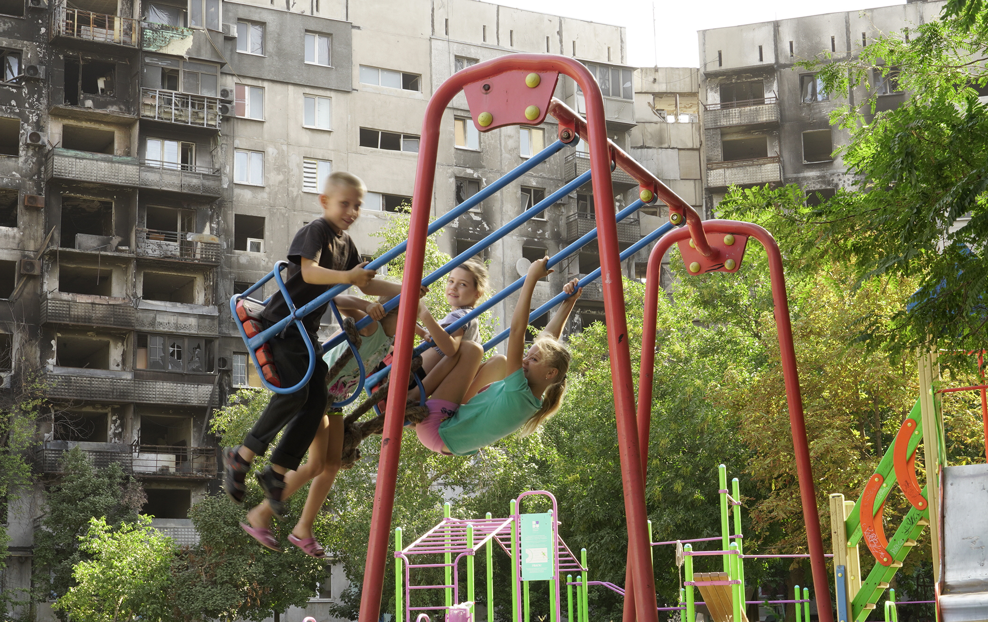 Навіщо росіяни вивозять дітей з України і що їх чекає в РФ після депортації