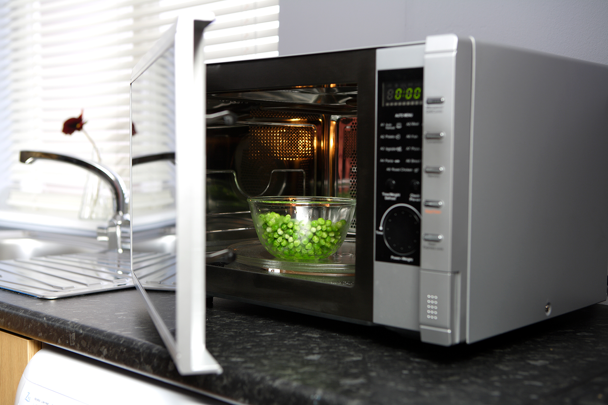 Овощи в микроволновке: можно ли готовить без вреда здоровью