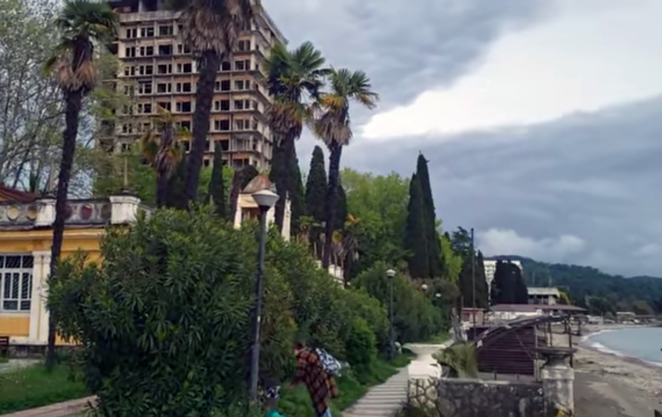 "Время остановилось в 80-х". Во что Россия превратила курорты оккупированной Абхазии