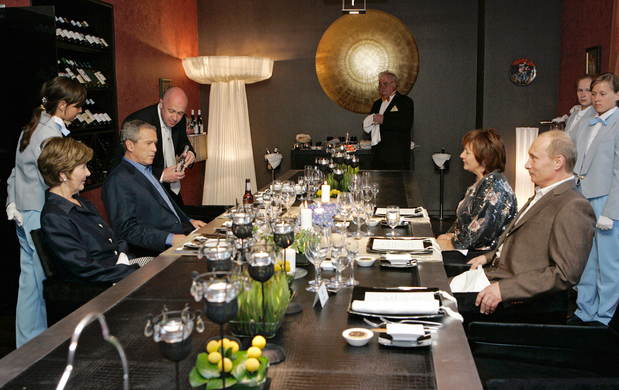 Был мальчиком на побегушках. Джордж Буш вспомнил, как Пригожин подавал ему еду (фото)