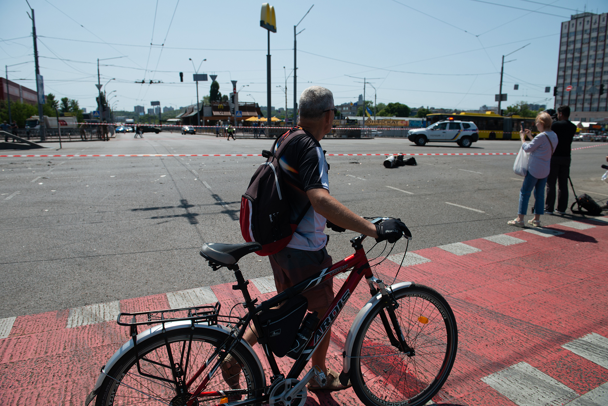 Сбитая ракета чуть не попала в маршрутку в Киеве: видео опасного момента