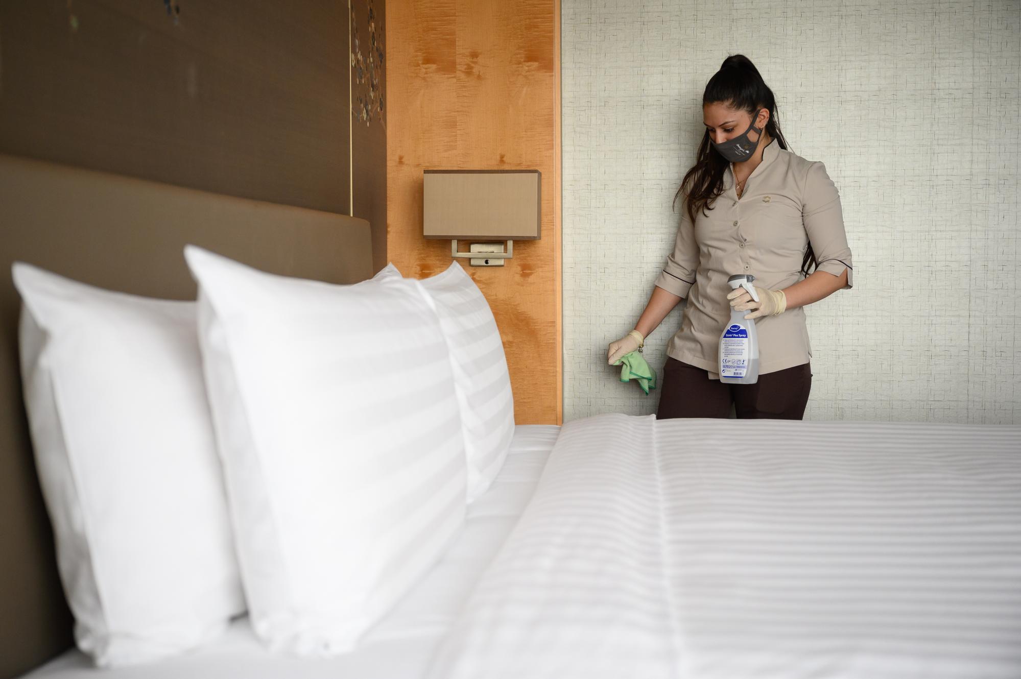 Робота з туристами. Які вакансії та зарплати пропонують українцям у Греції