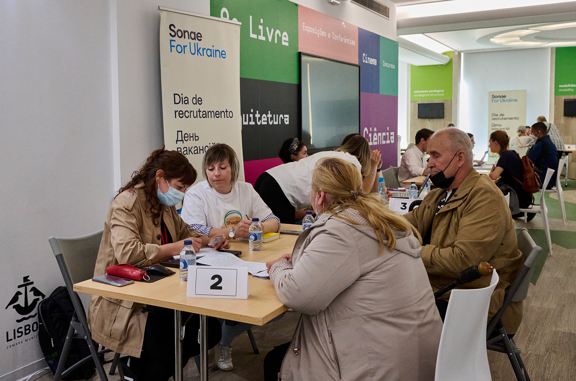 Невеликі виплати і дороге житло. Що українцям варто знати про переїзд до Португалії