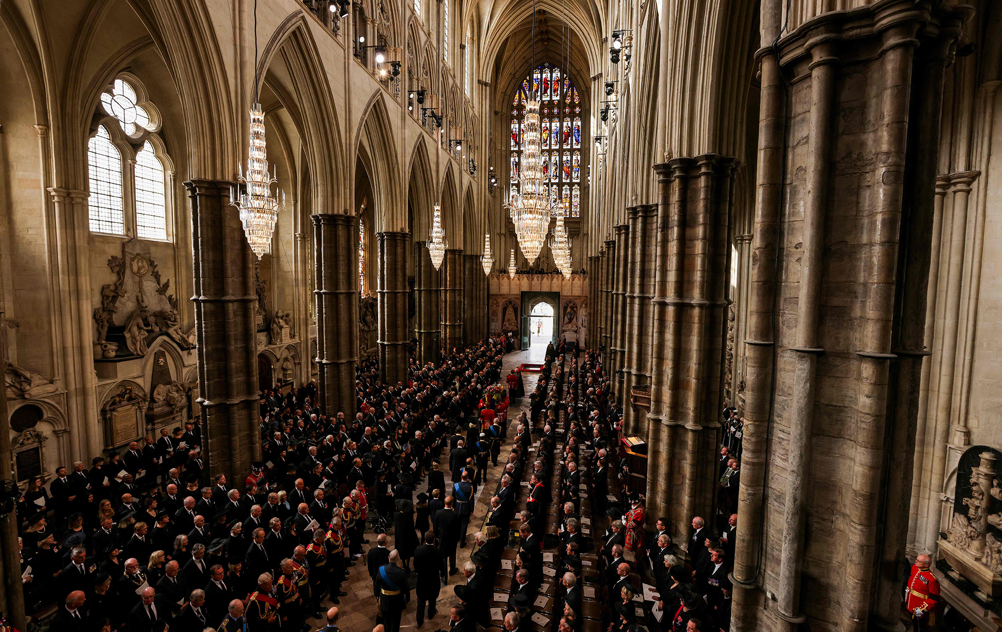 Світ прощається з королевою. Фото зі скорботної церемонії поховання Єлизавети II