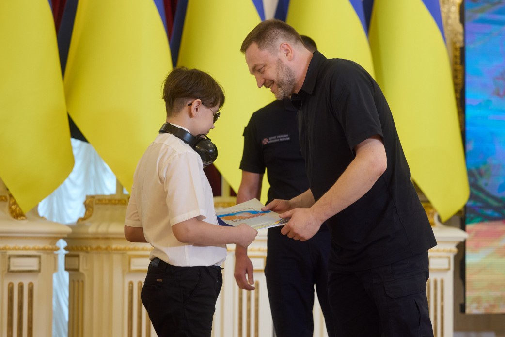 В Мариинском дворце наградили детей-спасателей, которые приближают победу: подвиги юных героев