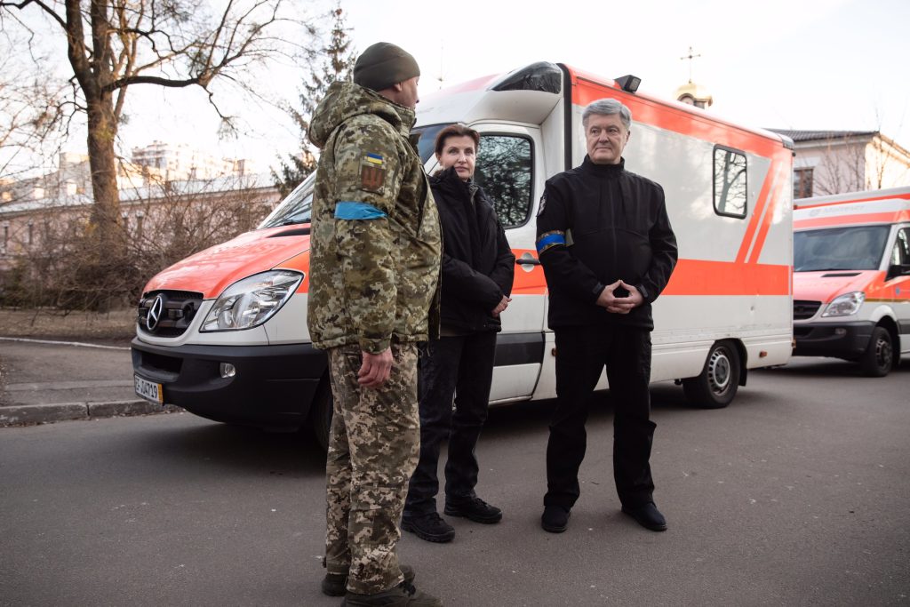 Из Тюрингии передали три кареты скорой помощи для военного госпиталя в Киеве, - Порошенко