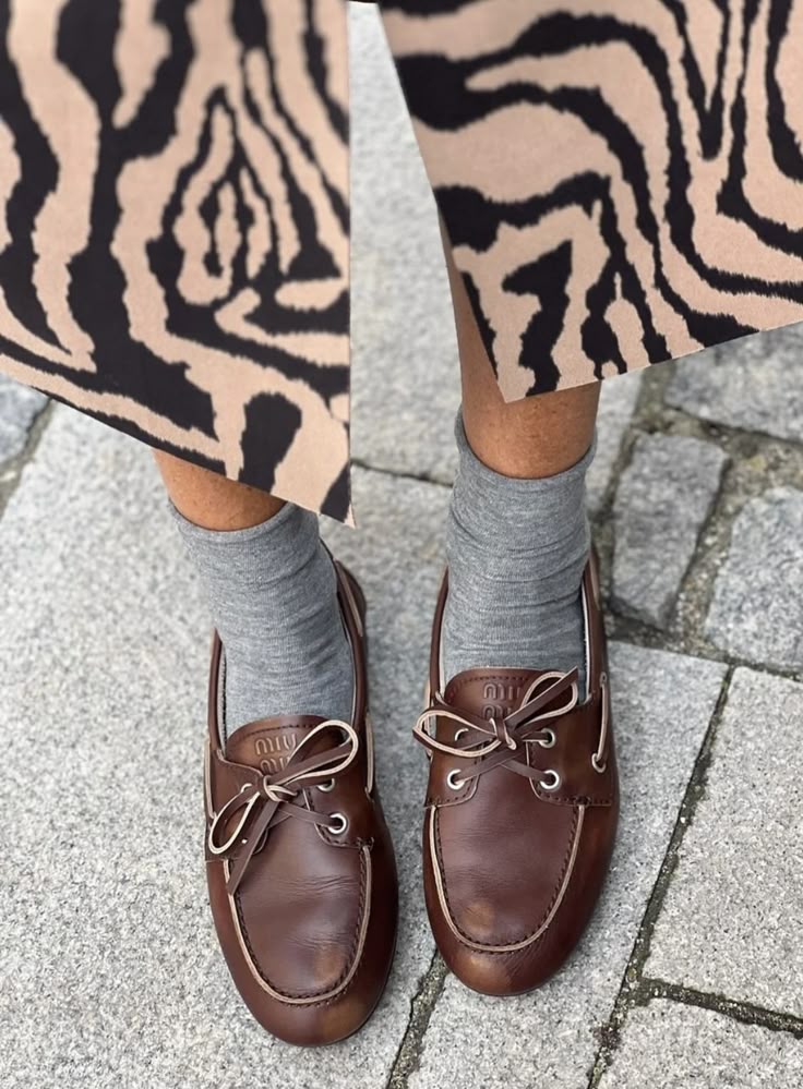 Мюли и молочные оттенки: стилист назвала главные обувные тренды весны 2025