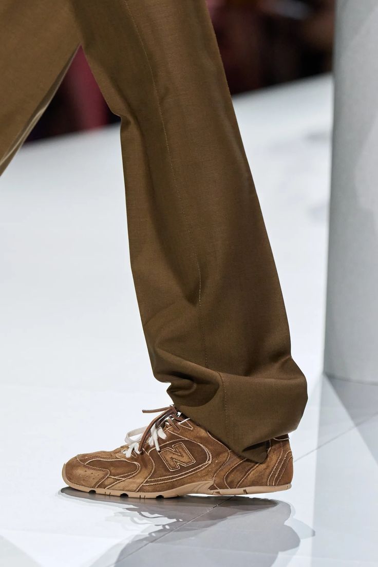 Мюли и молочные оттенки: стилист назвала главные обувные тренды весны 2025