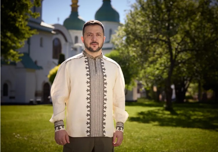 От делового шика до милитари. Эволюция стиля Зеленского: взгляд спустя годы