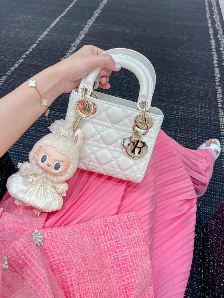 Самый трендовый аксессуар на сумку в 2025 году: вы удивитесь, когда увидите его!