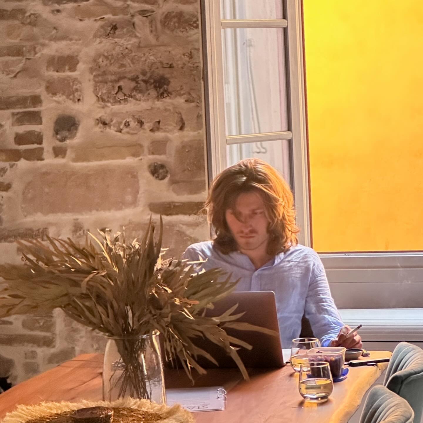 Алан Бадоев растрогал сеть теплой встречей с детьми за границей (фото)