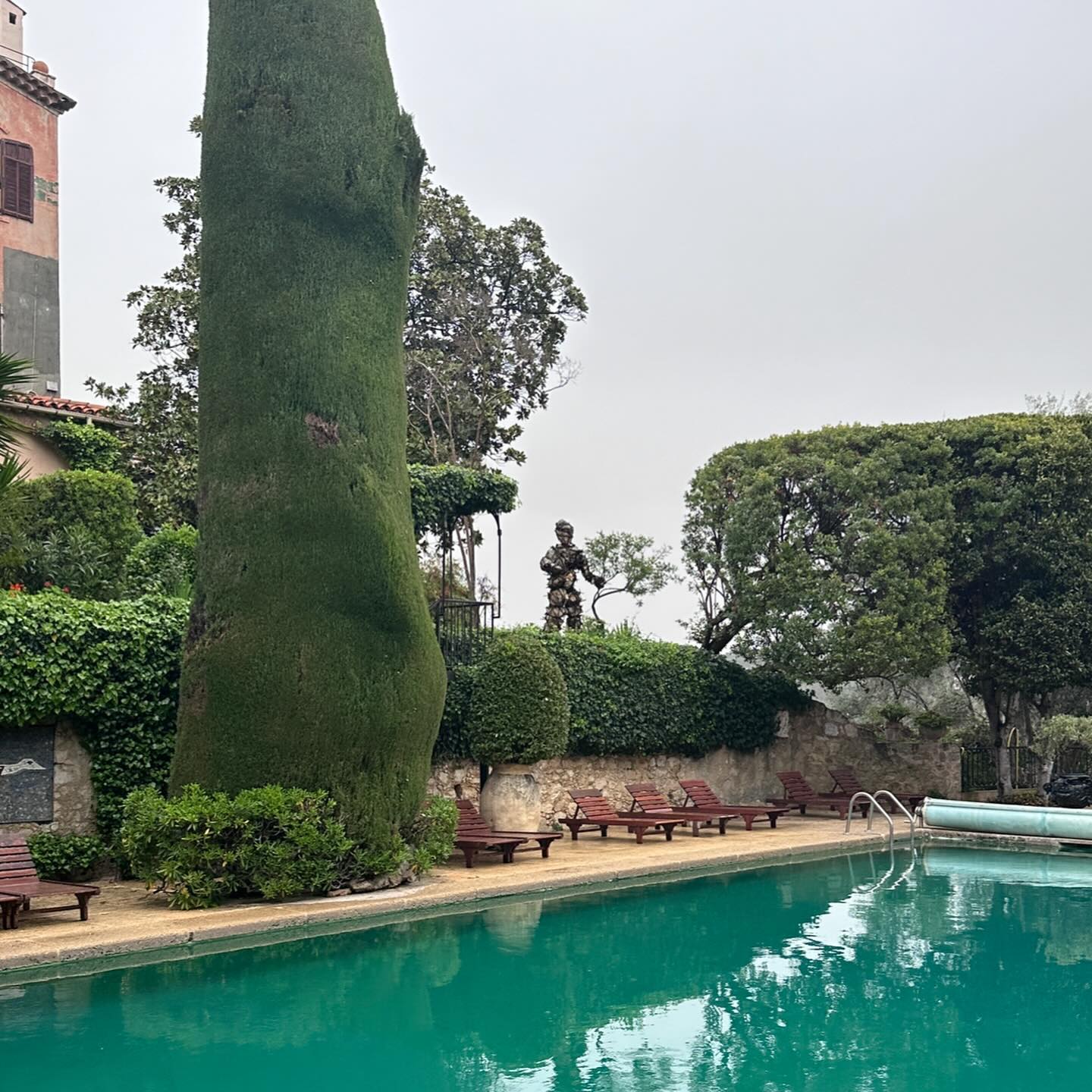 Алан Бадоев растрогал сеть теплой встречей с детьми за границей (фото)