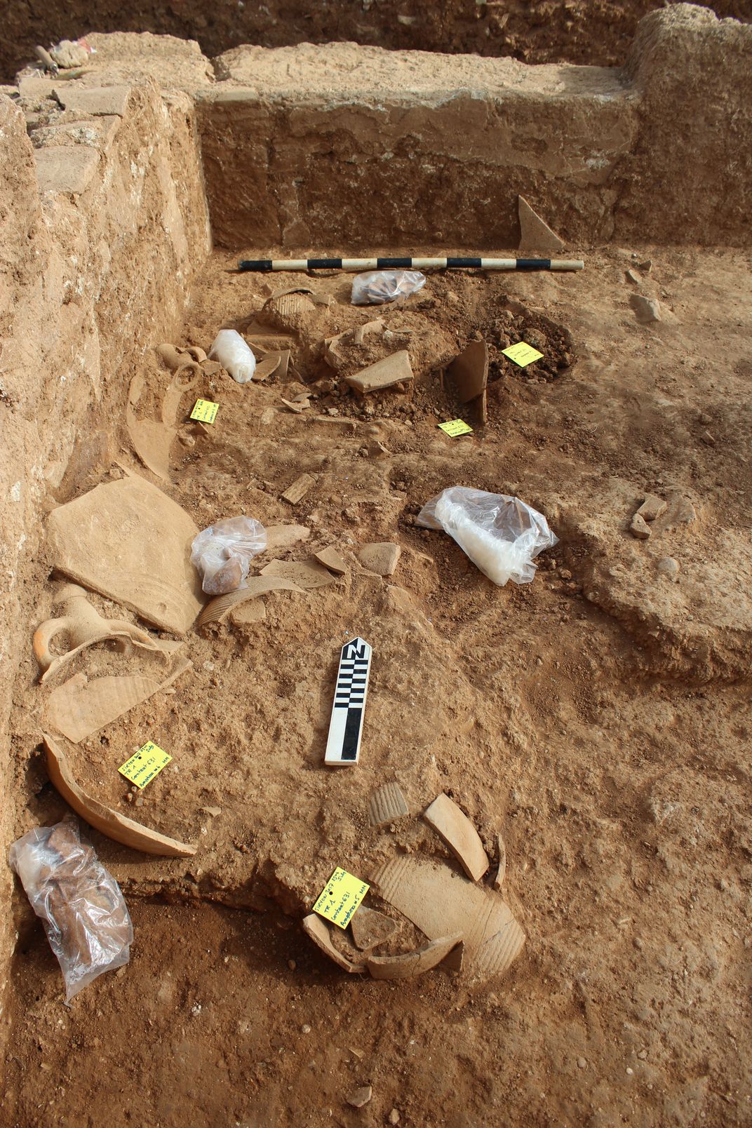 У Греції знайшли старовинний винний магазин, покинутий за загадкових обставин