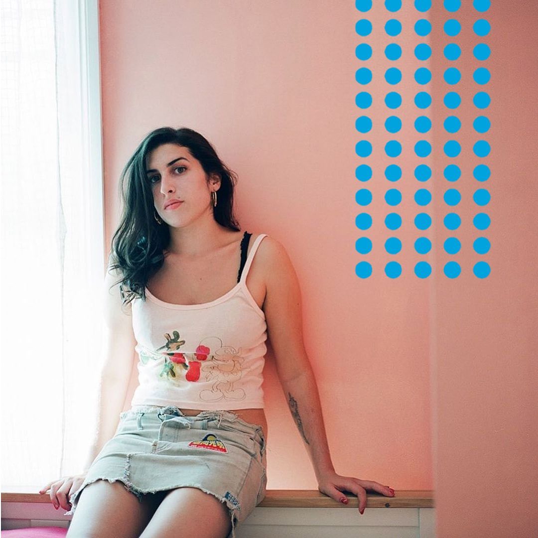 Отец покойной Эми Уайнхаус будет судиться с ее подругами: что известно