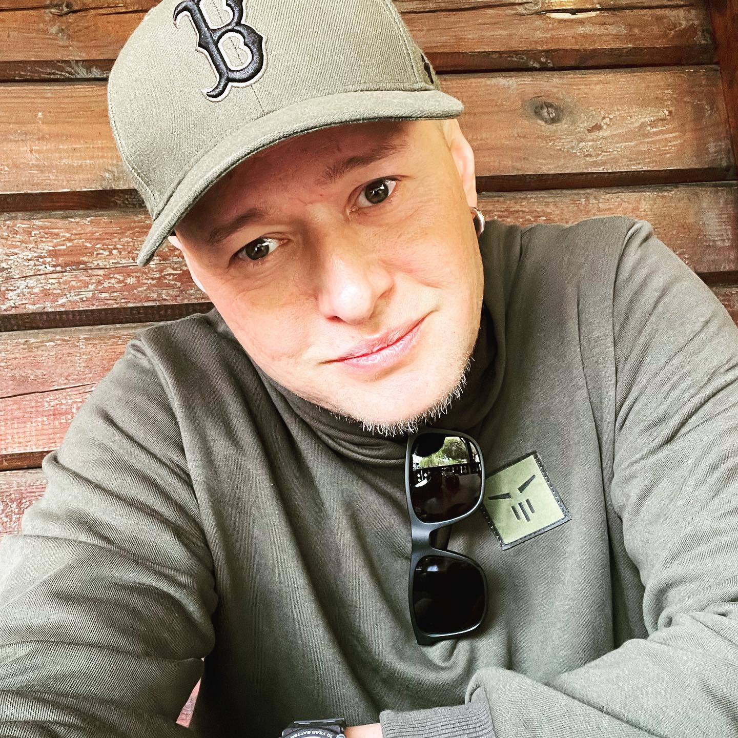 Хливнюк показав фото з окопу і звернувся до артистів, які "поза політикою"