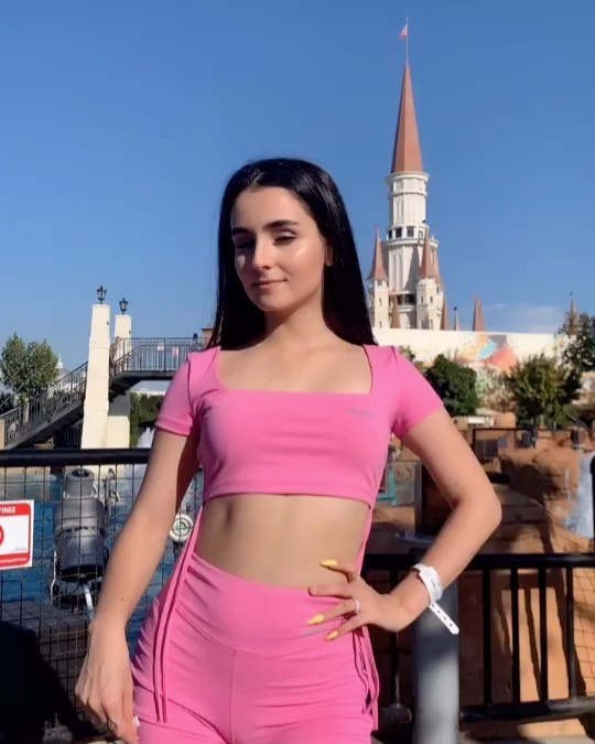 20-летняя Анна Тринчер ложится под скальпель хирурга: "это моя мечта"