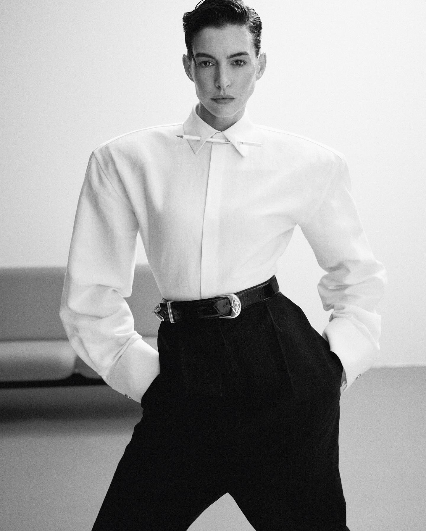 Энн Хэтэуэй очаровала новыми фото с ноткой мистики