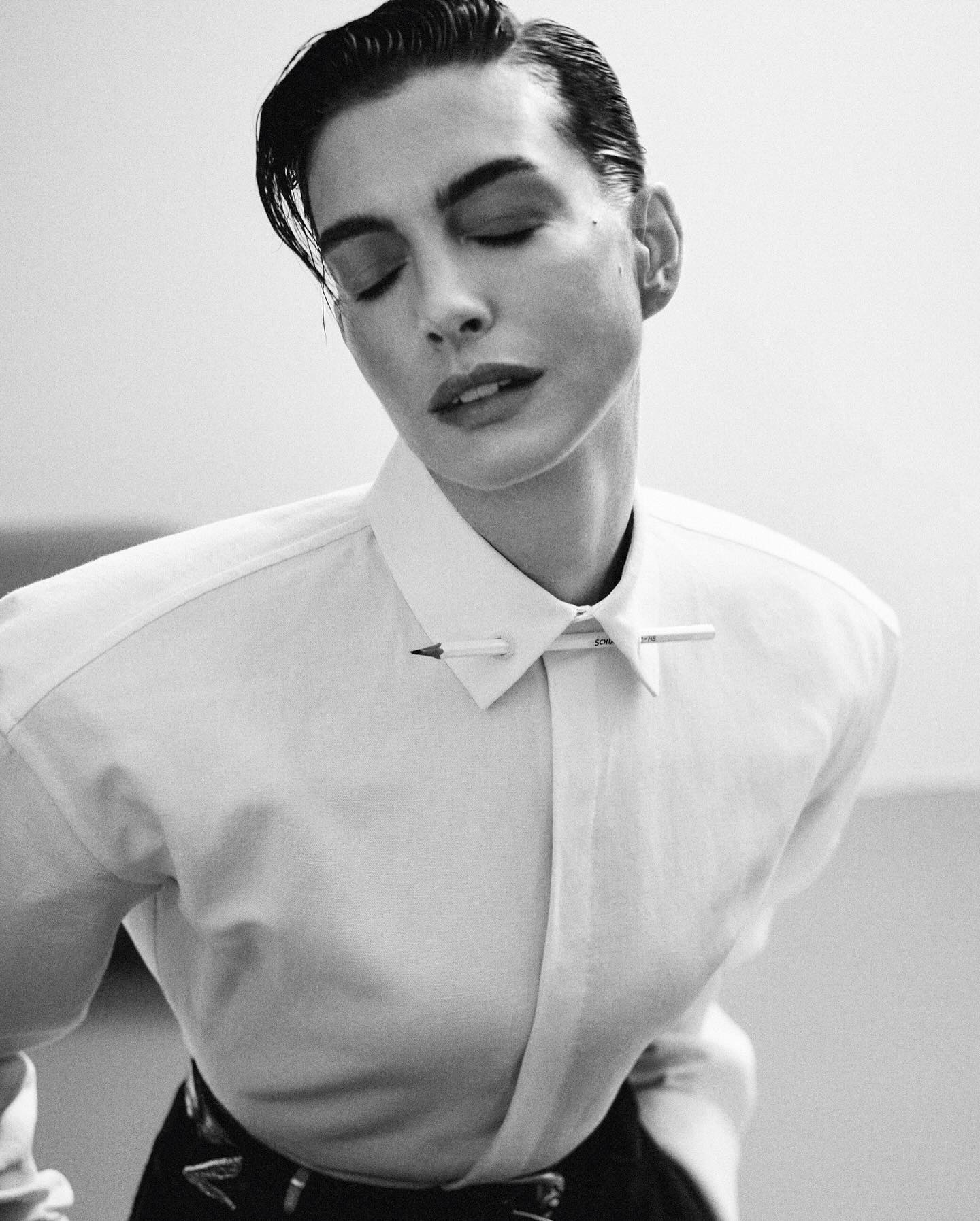 Энн Хэтэуэй очаровала новыми фото с ноткой мистики