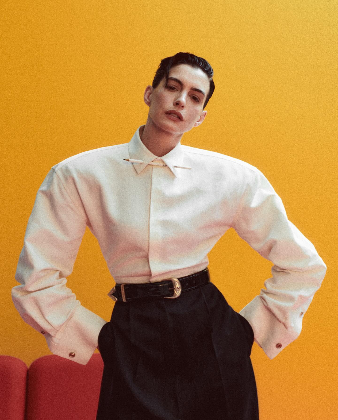 Энн Хэтэуэй очаровала новыми фото с ноткой мистики