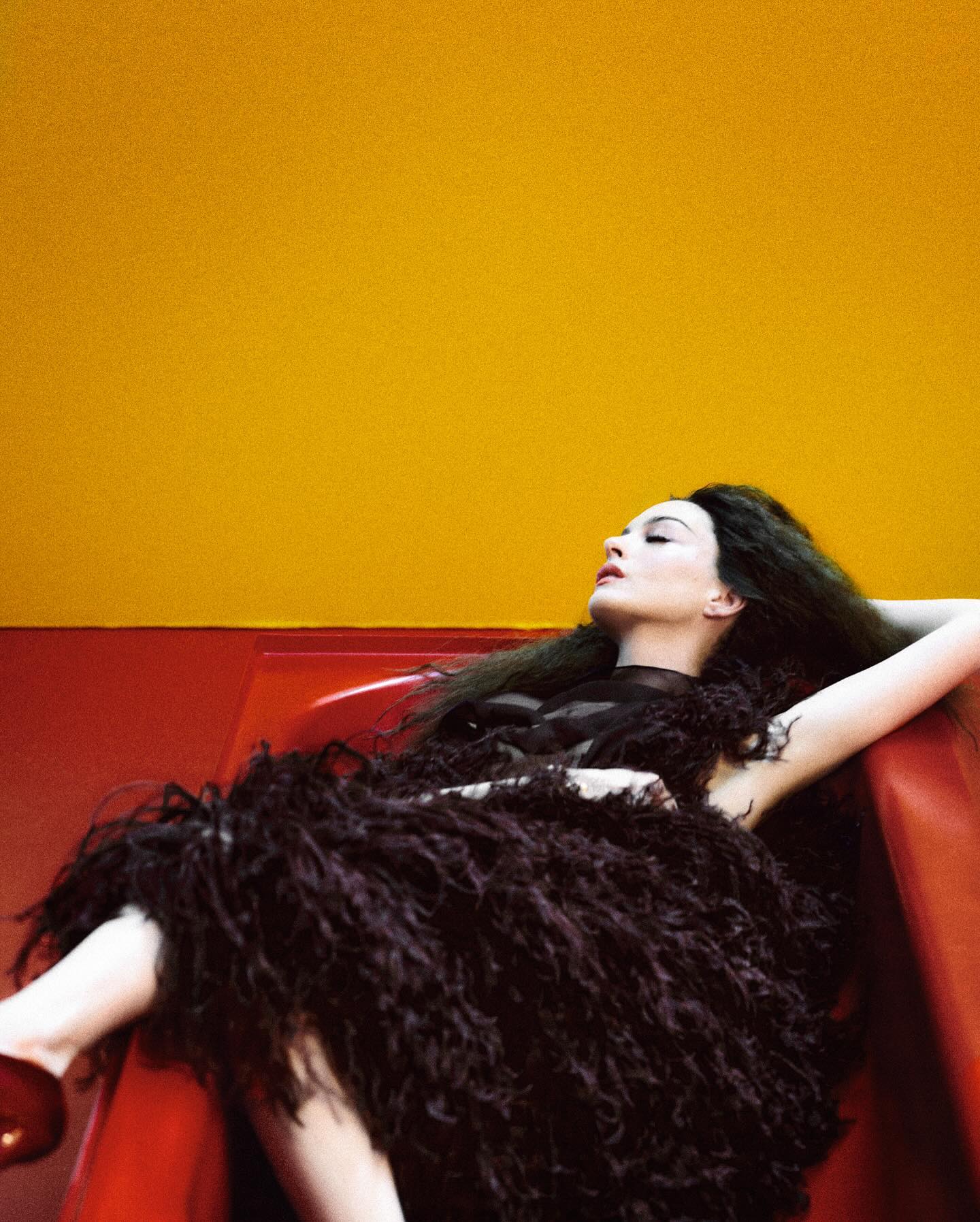 Энн Хэтэуэй очаровала новыми фото с ноткой мистики