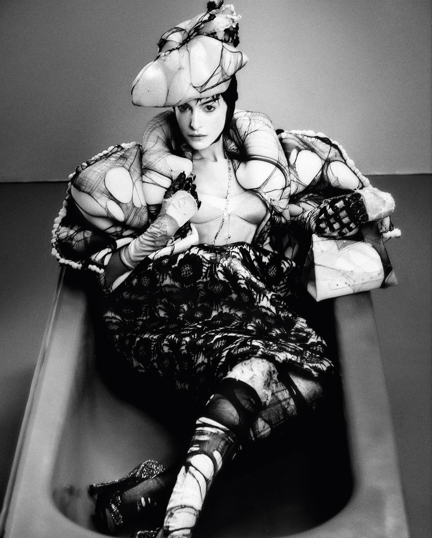 Энн Хэтэуэй очаровала новыми фото с ноткой мистики