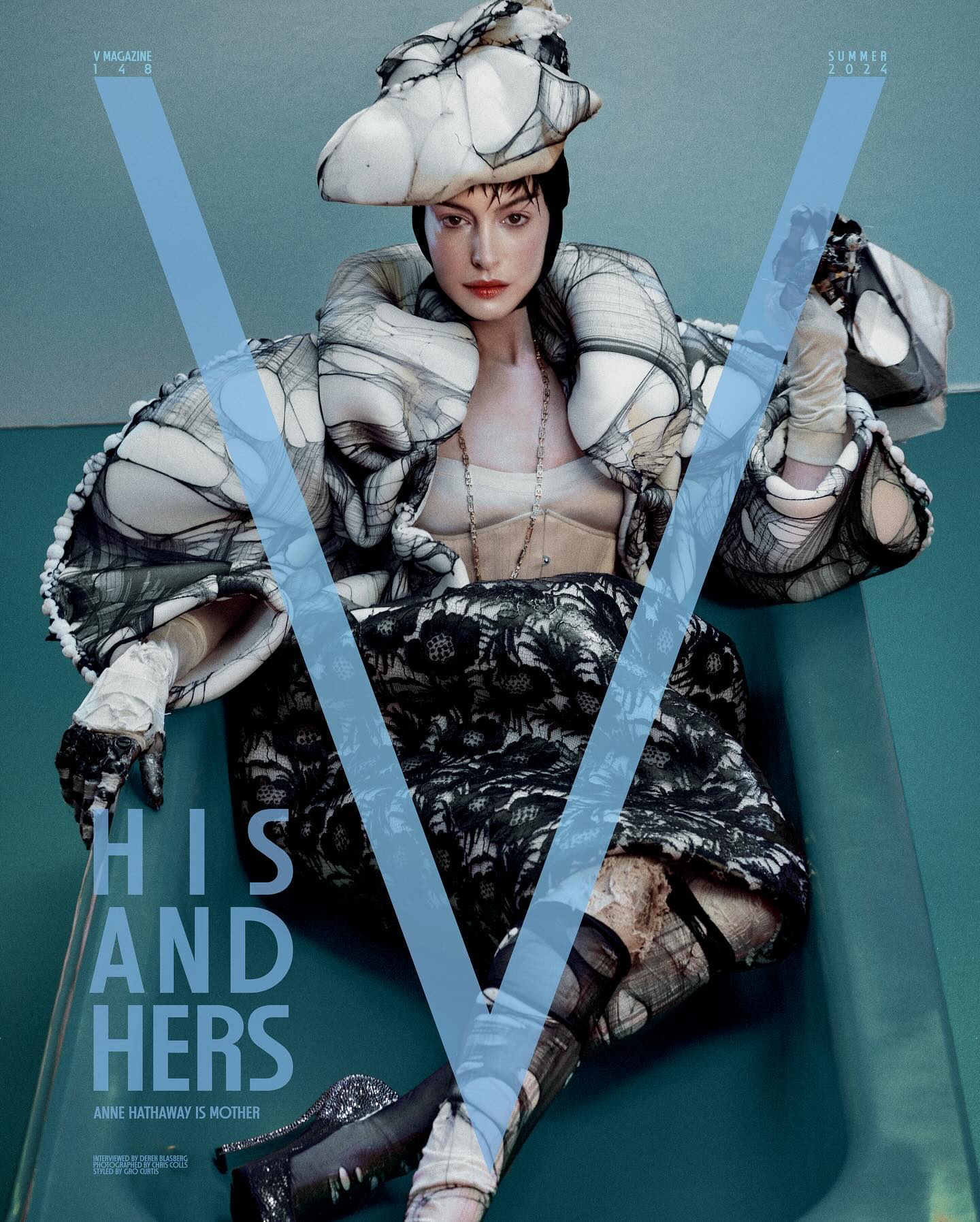 Энн Хэтэуэй очаровала новыми фото с ноткой мистики