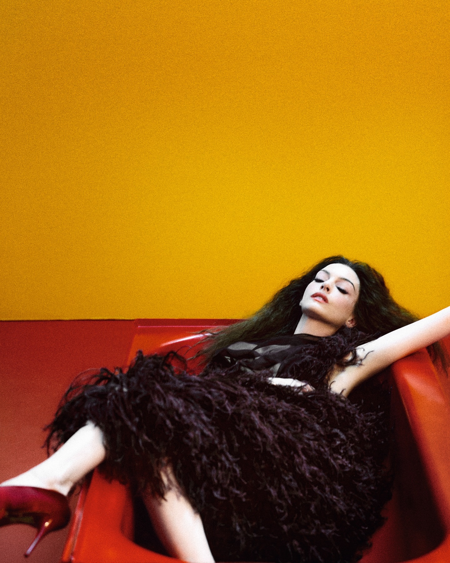 Энн Хэтэуэй очаровала новыми фото с ноткой мистики