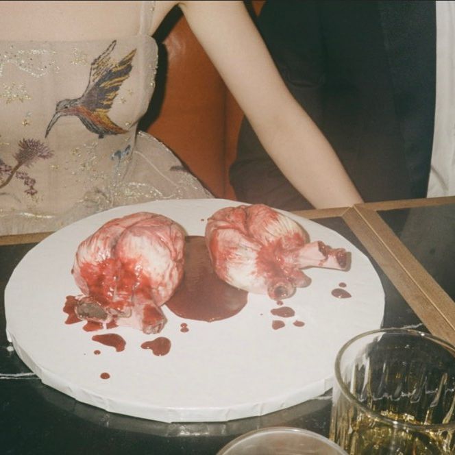 Звезда сериала "Ход королевы" показала кадры с тайной свадьбы