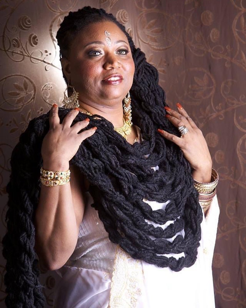 Женщина отрастила волосы на 33,5 метра и попала в Книгу рекордов Гиннеса: как она выглядит