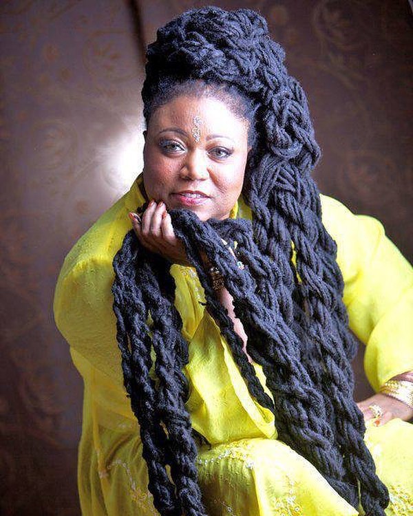 Женщина отрастила волосы на 33,5 метра и попала в Книгу рекордов Гиннеса: как она выглядит