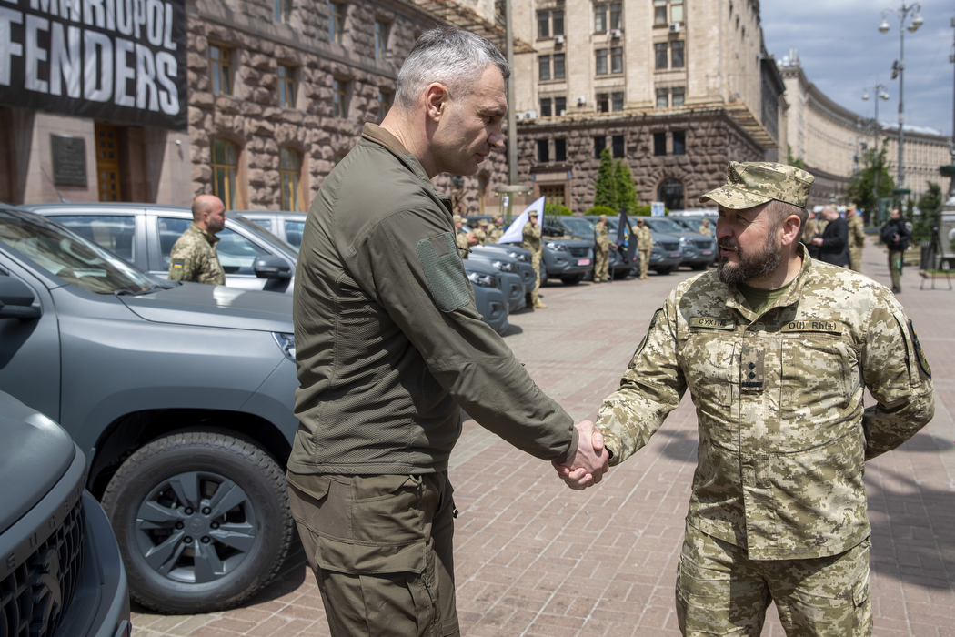 Столичная община передала 411-му батальону пикапы, системы РЭБ и антенны для БПЛА, - Кличко