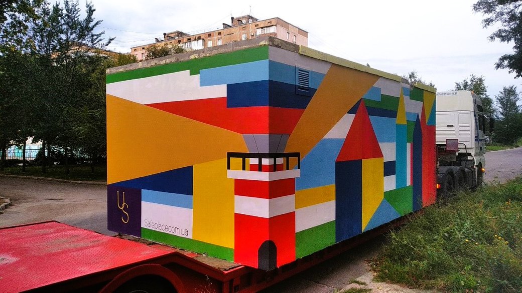 У Миколаєві поставили першу зупинку-укриття: як вона виглядає