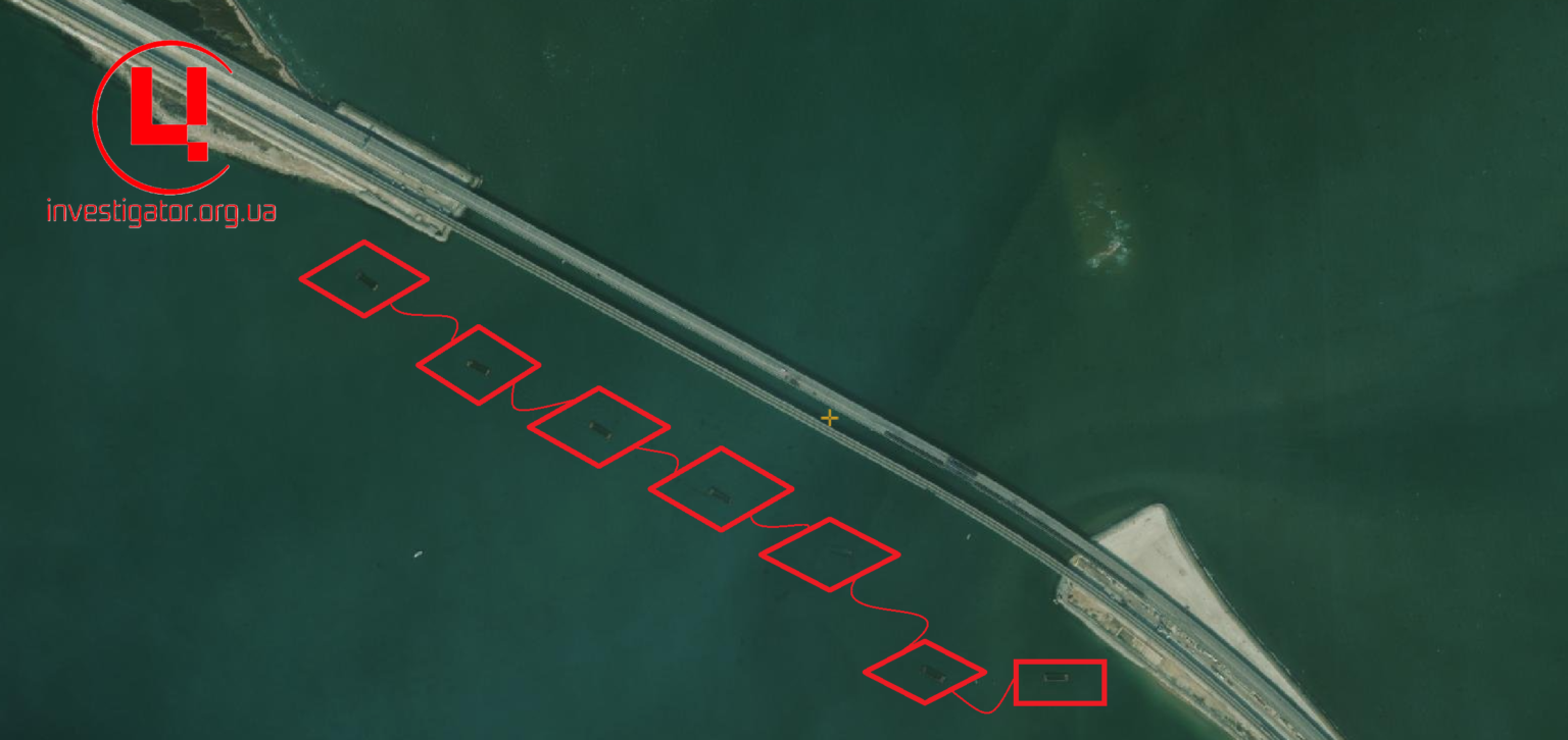 За місяць з лінії захисту Кримського мосту зникла майже половина барж, - ЦЖР