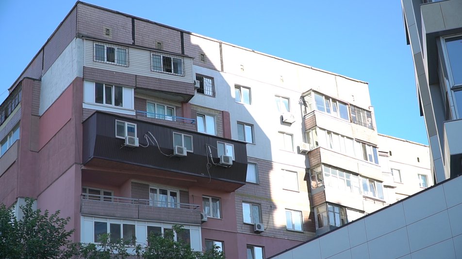 В Днепре жители многоэтажки установили балкон, который напоминает гроб (фото)