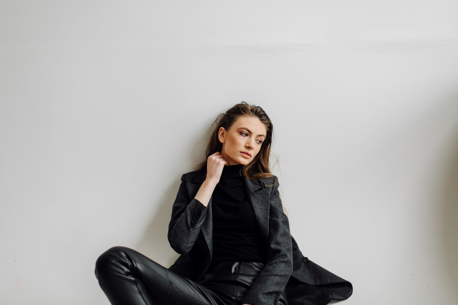 Стиліст розповіла, як правильно підібрати шкіряні брюки, щоб залишатися у тренді