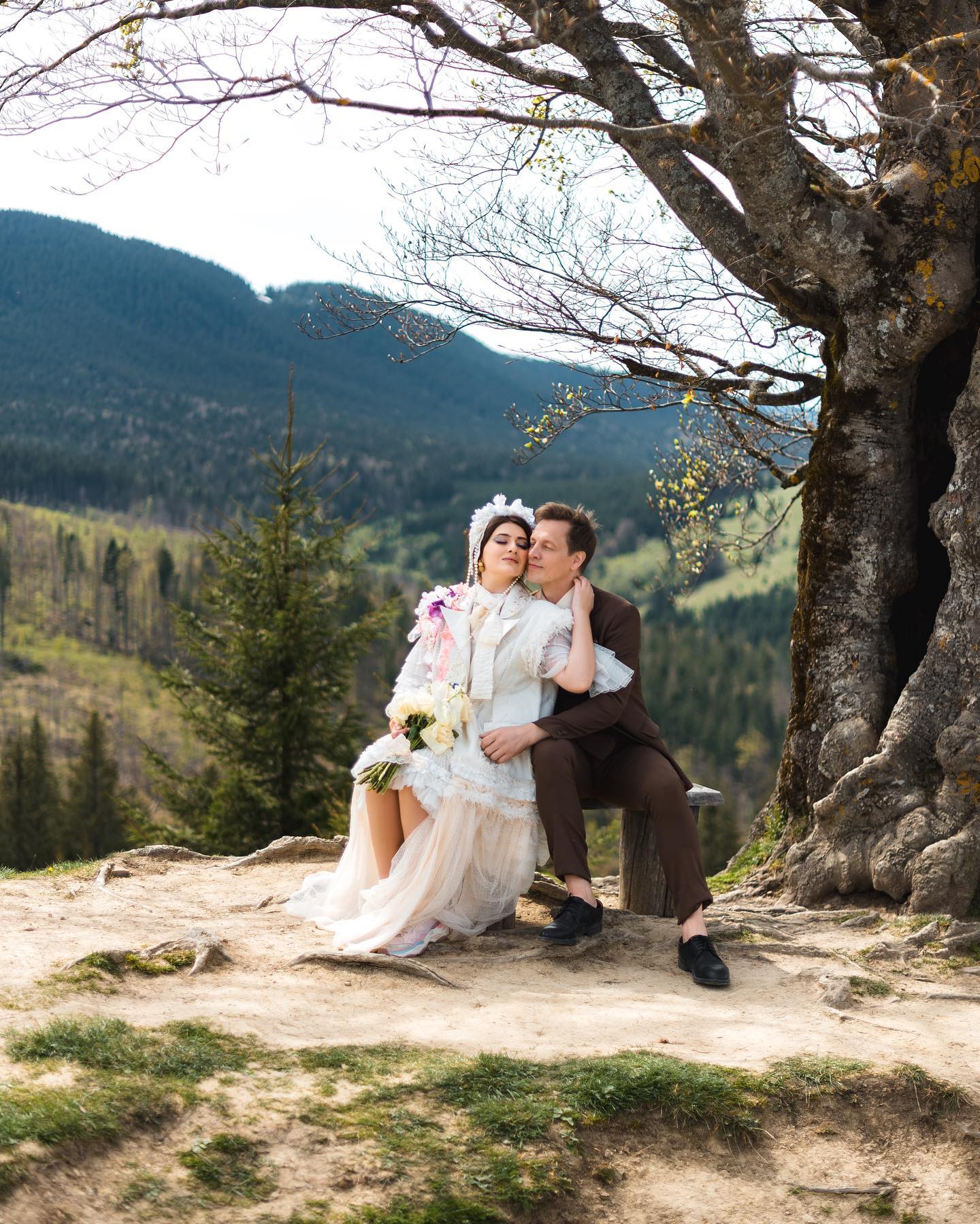 "Особая пара": известные украинские супруги показали французскую любовь на фоне Карпат