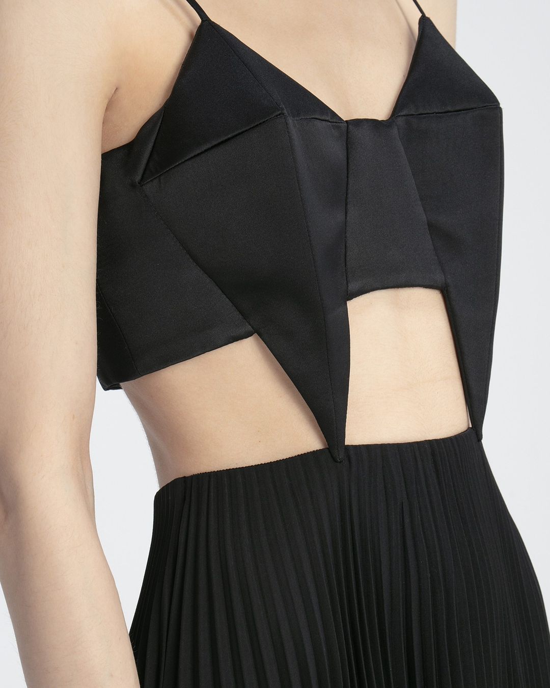 Платья с вырезами, бомберы и чулки: 5 микротрендов Недели моды в Лондоне осень-зима 2022