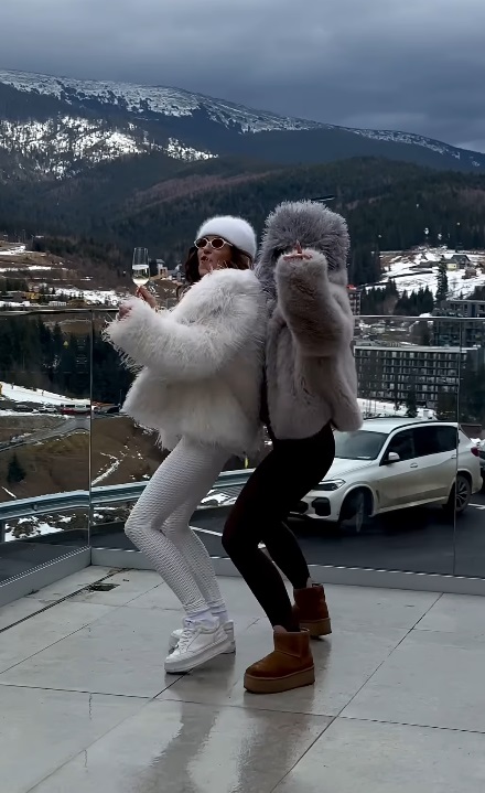 Короткая шуба из эко-меха - тренд сезона: как такую верхнюю одежду носят Леся Никитюк и Наталка Денисенко