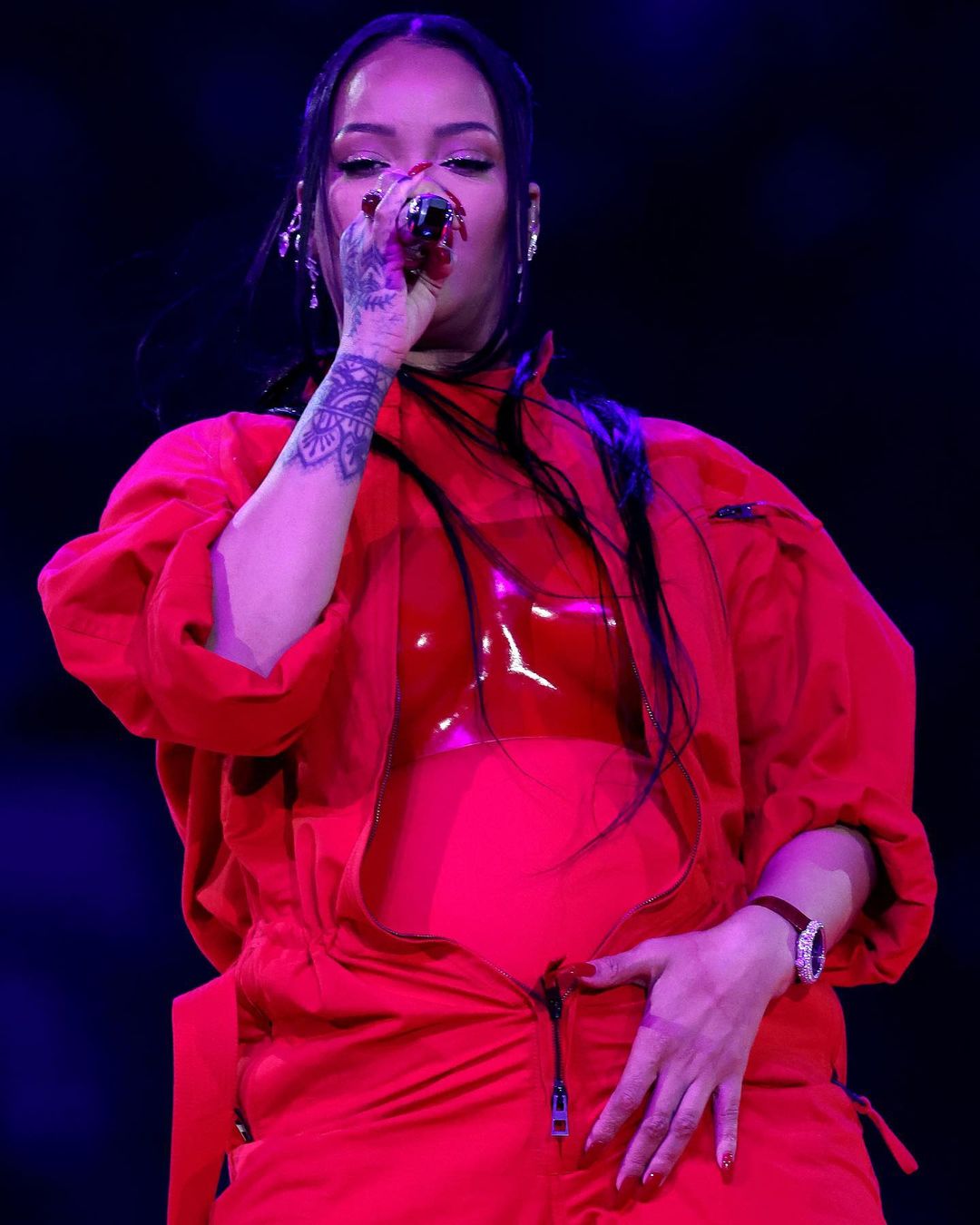 Рианна на Супербоуле 2023 сообщила о беременности: яркое видео