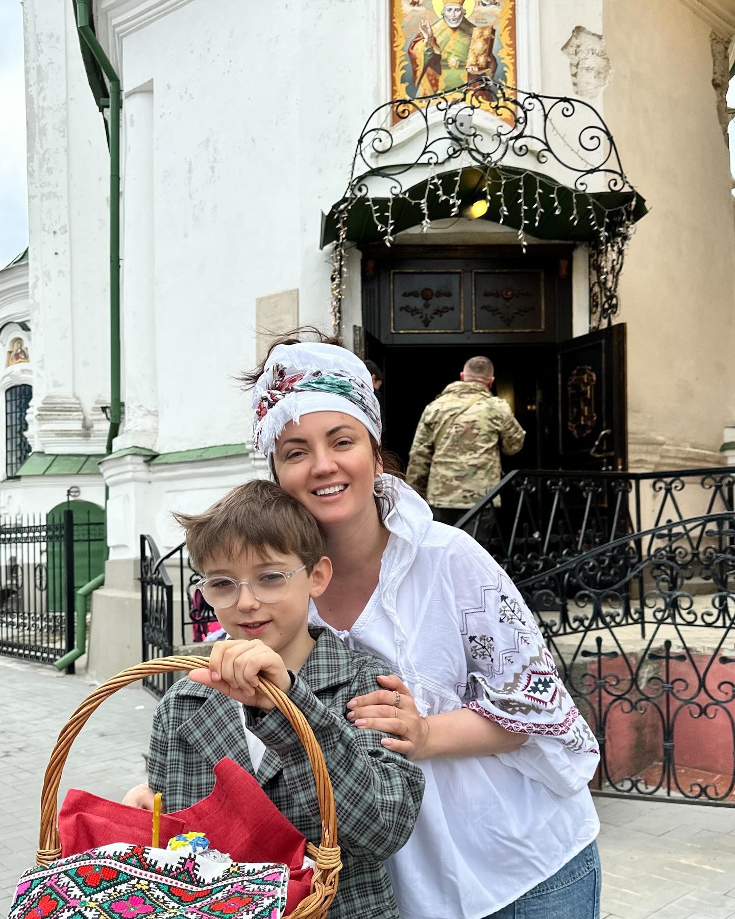 "Миру та небесної підтримки нам всім". Зірки привітали українців з Великоднем (фото)