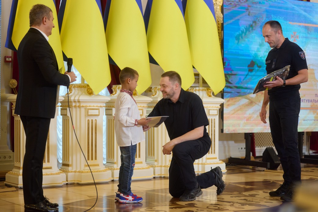 В Мариинском дворце наградили детей-спасателей, которые приближают победу: подвиги юных героев