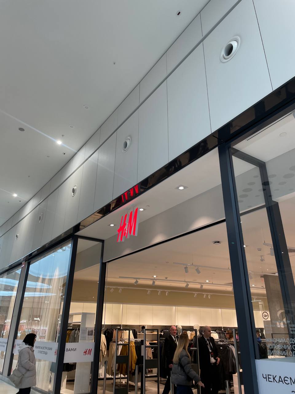 H&M повернувся до України: фото та відео черг та емоції модників